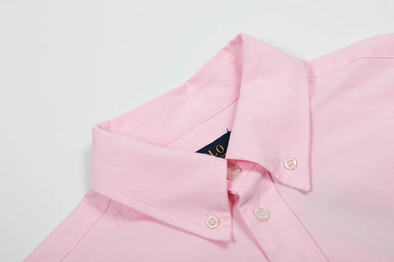 P250 Top quality" Style number: 8086# [Ralph Lauren classic basic evergreen versatile shirt long sleeves for all seasons] ✅Ralph Lauren classic Oxford spun old money style unisex couple shirt long sleeves ✅Top ceiling quality ZP original development. You can compare the real thing with the market version at will. ✅Using the original custom-woven and dyed pure cotton Oxford spinning, strong three-dimensional effect, breathable and anti-wrinkle material, comfortable upper body. ✅Washing treatment, tight and soft texture, full and exquisite embroidery. Excellent sense of quality ✅Simple and versatile, perfect for lazy people to wear. This is the charm of shirts. Basic and classic. ✅The upper body looks much better than the real thing. It can be worn alone or worn in all seasons. It is highly recommended for couples. Size: S-XL. Color: Navy blue, white, pink, light blue, khaki, charcoal gray.